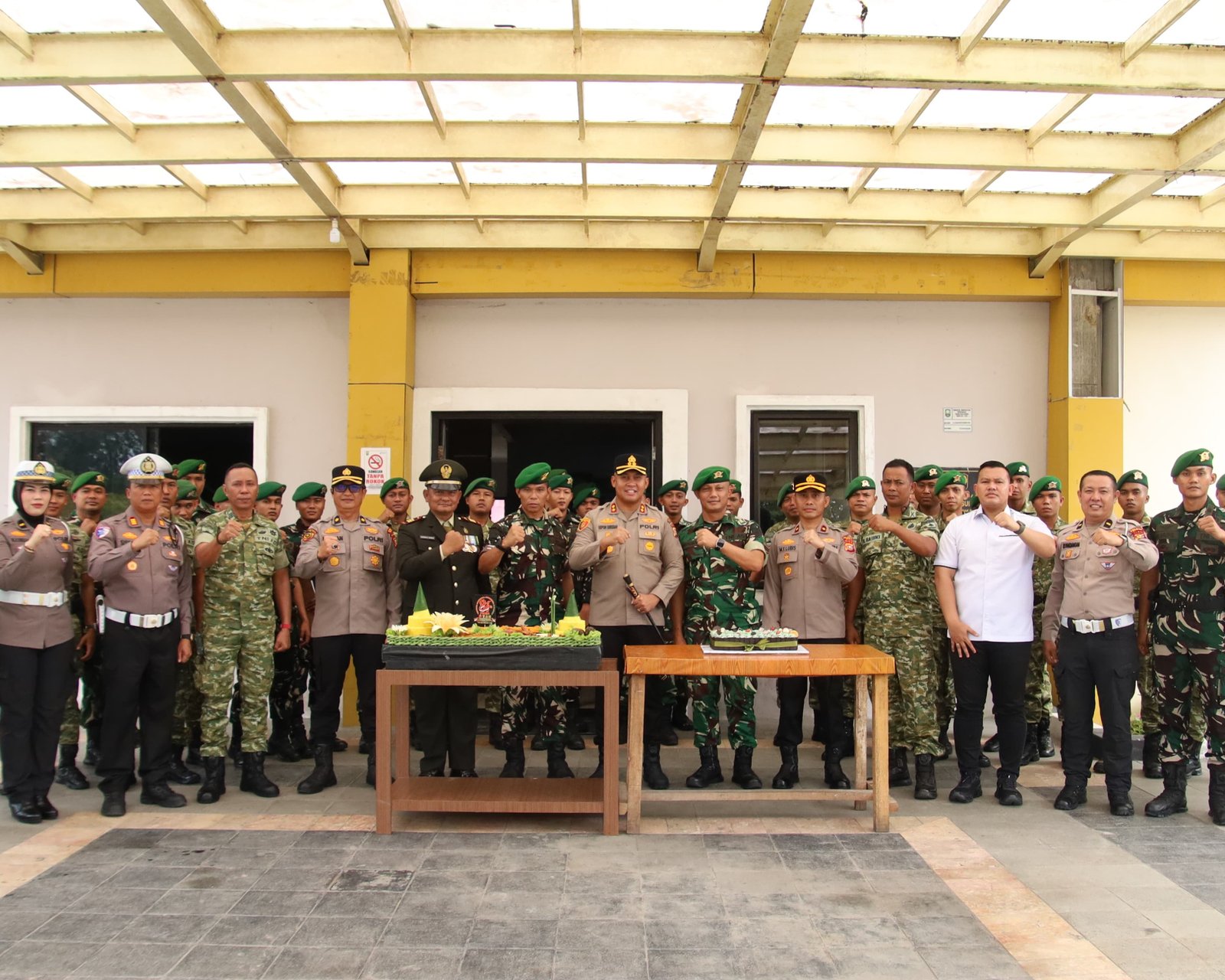 Perkuat Sinergitas di HUT TNI Ke-81, Kapolres Siak Boyong Tumpeng dan Kejutan Kehangatan ke Makodim 0322/Siak dan Brigif TP 89/GG