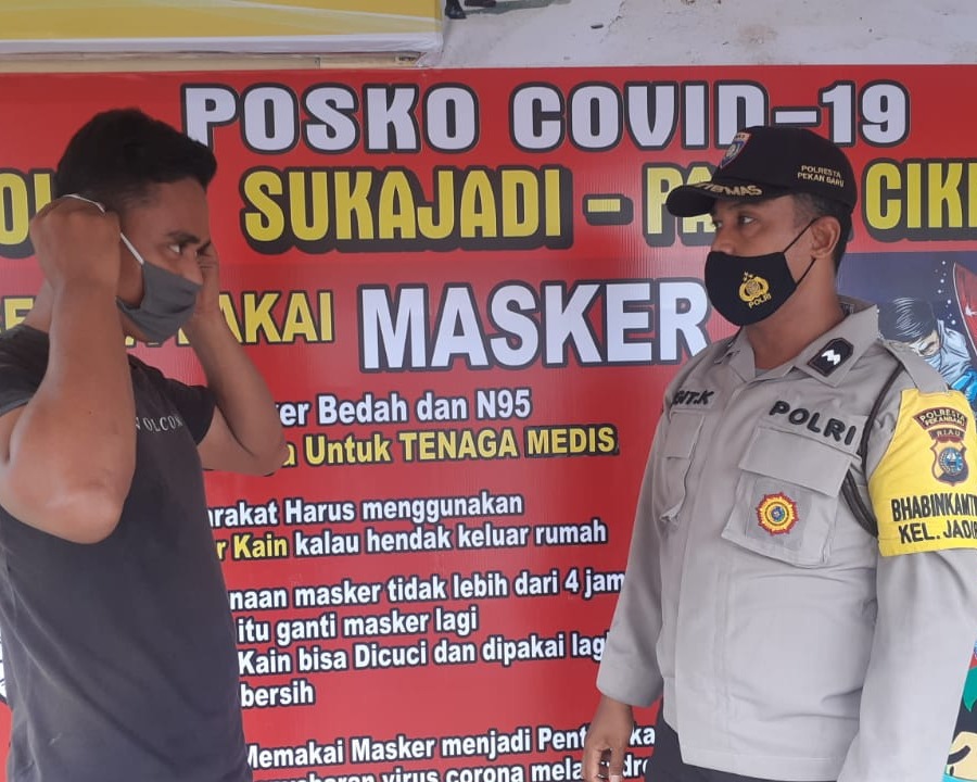 Personil Polsek Sukajadi Bagikan Masker Gratis Kepada Pedagang dan Pengunjung Pasar Cik Puan