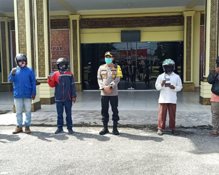 Kapolres Kampar Serahkan Buku Tabungan dan Kartu ATM Penerima Bantuan Program Keselamatan Polri Terhadap Penanggulangan Covid-19