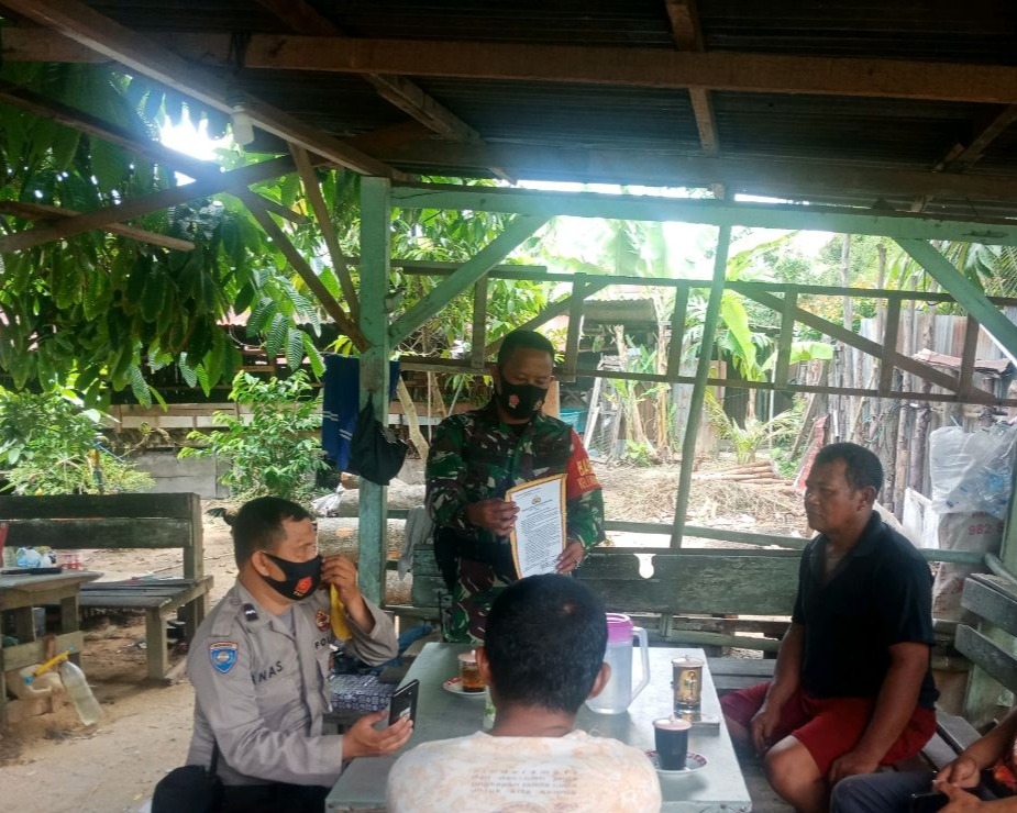 Babinsa Kodim 0301/Pekanbaru Bersama Bhabinkamtibmas Laksanakan Sosialisasi dan Patroli Pencegahan Karhutla