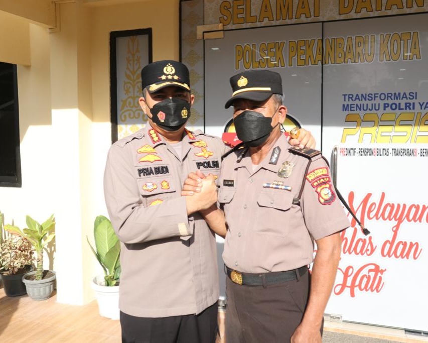 Kapolresta Pekanbaru Kombes Pol Pria Budi Pimpin Upacara Kenaikan Pangkat Pengabdian Personil