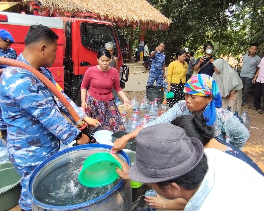 Musim Kemarau, Lanud Saleh Basarah Jajaran Kodau I, Peduli Warga Salurkan Air Bersih 