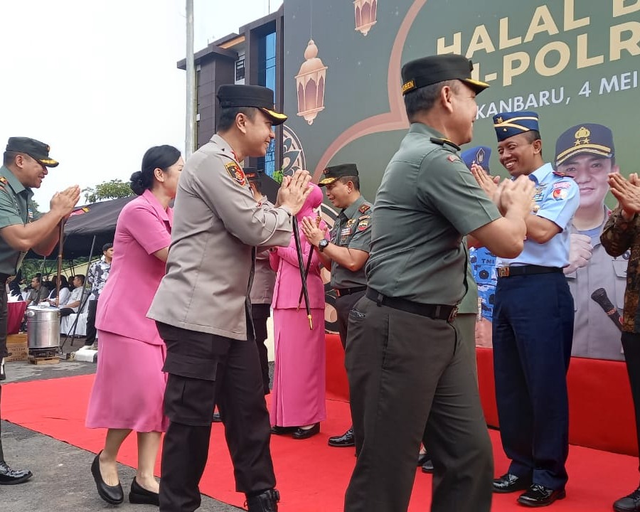 Kapolresta Pekanbaru Hadiri Halal Bihalal 1444 H TNI-Polri Provinsi Riau di Mapolda Riau