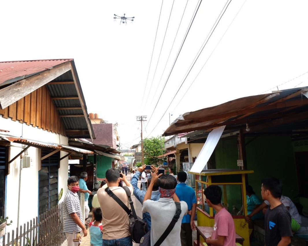 Cegah Penyebaran Covid-19, Polda Riau Gunakan Drone Spraying Khusus Untuk Penyemprotan Pemukiman Warga