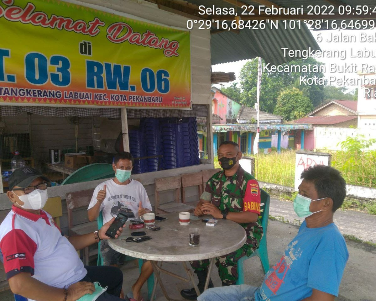 Jaga Keharmonisan, Babinsa Kodim 0301/PBR Laksanakan Komsos Dengan Ketua RT