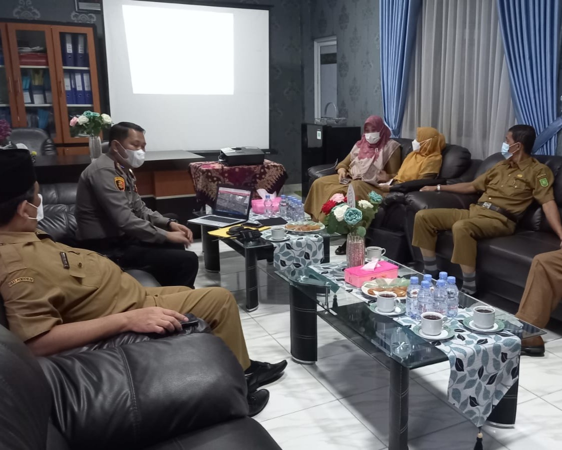 Kapolresta Pekanbaru Berikan Hadiah Berupa Aplikasi Digital Performance Database Kepada SMA Negeri 8