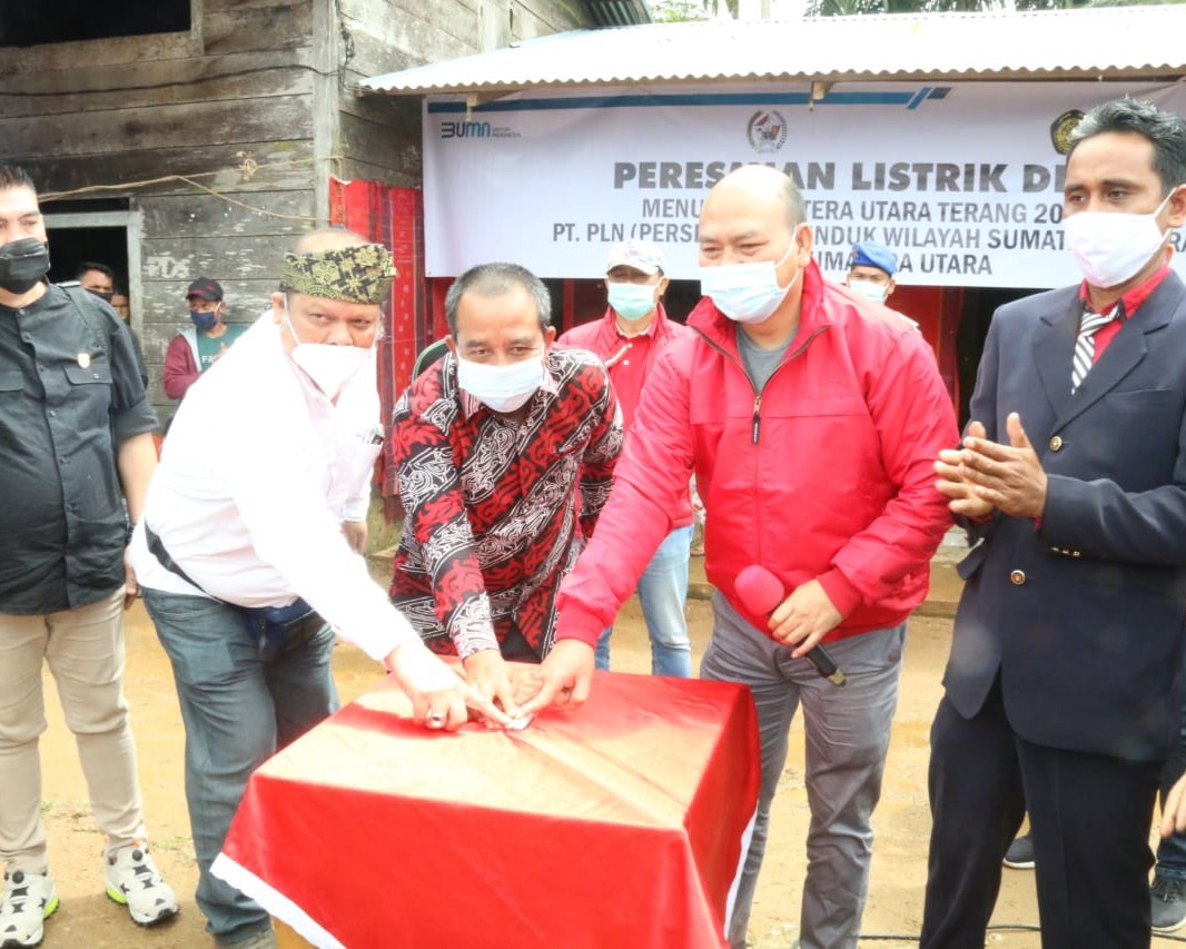 Bupati Taput Nikson Nababan Resmikan Listrik Desa Serentak 9 Dusun di Torhonas