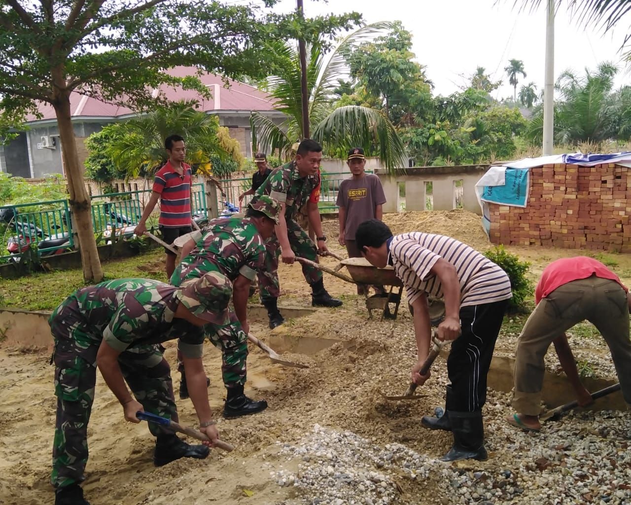 Babinsa Koramil 05/Sail Kodim 0301/Pekanbaru Laksanakan Gotong Royong Pembersihan Mushola Ar Rahmat