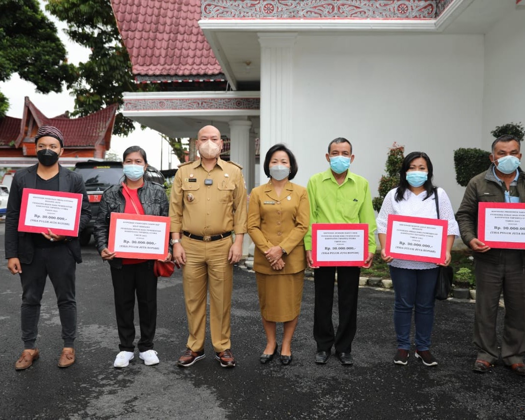 Bupati Nikson Nababan Menyerahkan Hibah Penguatan Modal Kepada Koperasi dan Bantuan Peralatan Produksi Kepada Kelompok UMKM di Kabupaten Taput Tahun 2021