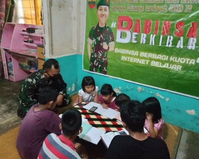 Babinsa Kodim 0301/PBR Laksanakan Program Gerakan Peduli Pendidikan Melalui Program Babinsa Berkibar Bagi Warga Kurang Mampu Ditengah Pandemi Covid-19