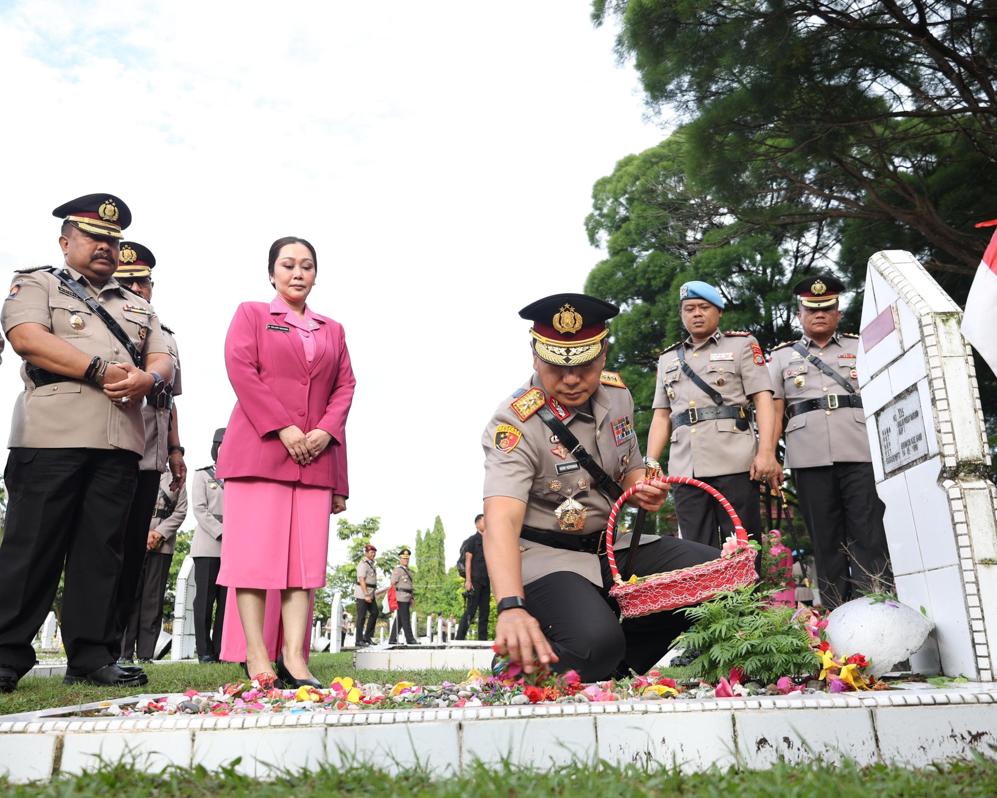 Kapolda Riau Pimpin Upacara Ziarah dan Tabur Bunga Memperingati Hari Bhayangkara Ke-79 Tahun 2025