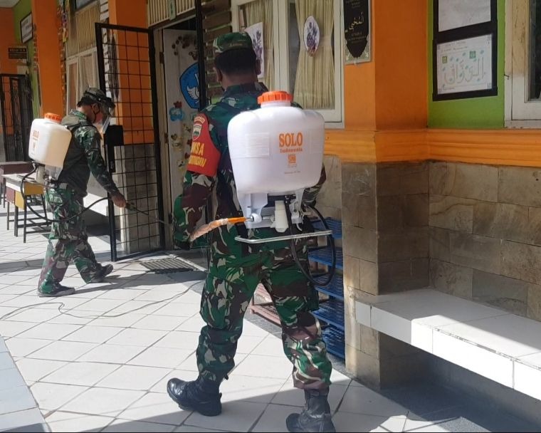 Babinsa Kodim 0301/PBR Terus Lakukan Penyemprotan Disinfektan di Kelurahan Air Dingin