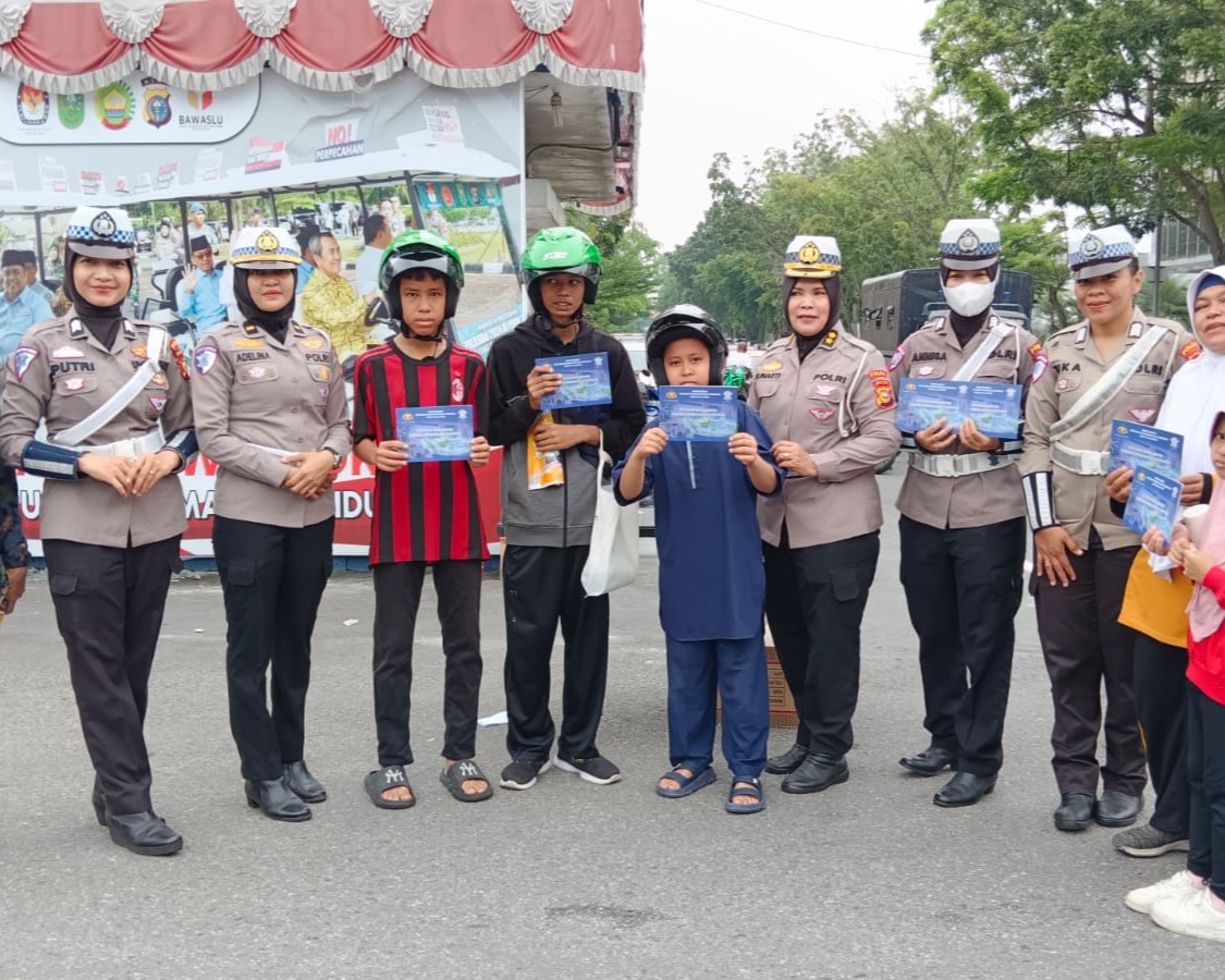 Tim Cooling System Ditlantas Polda Riau Ajak Masyarakat Tertib Berlalu Lintas dan Tidak Golput