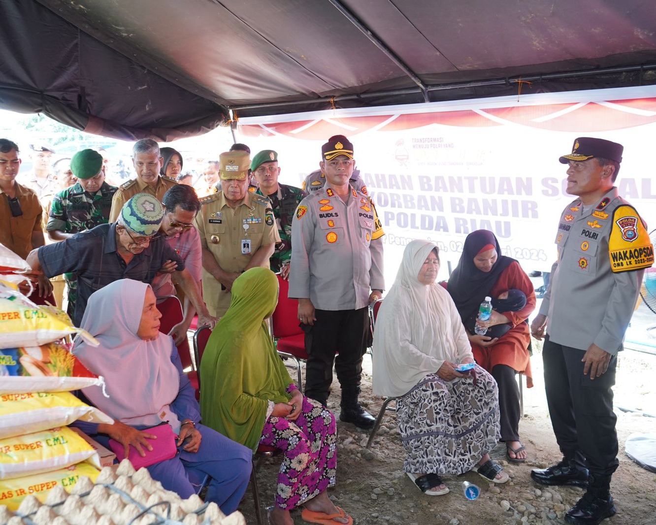 Wakapolda Riau Berikan Bantuan kepada Warga Terdampak Banjir di Rohul dan Tekankan Netralitas dalam Pemilu Damai