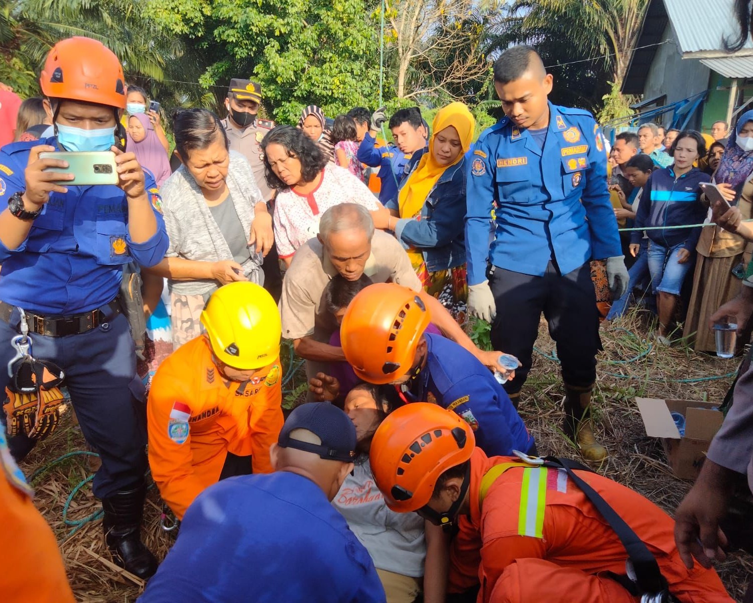 Teriakan “Sayang Ayo Turun” Kapolsek Tenayan Raya, Selamatkan Warga Yang Nekat Memanjat Tower SUTET