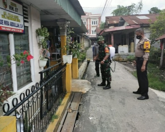 Memutus Mata Rantai Covid-19, Babinsa Kodim 0301/PBR Laksanakan Penyemprotan Disinfektan