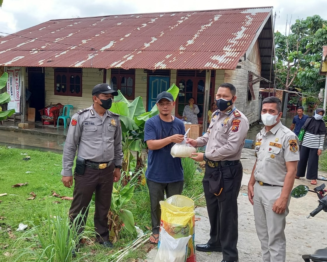 Kapolsek Limapuluh Bersama Ketua DPD KBPP Polri Riau Salurkan Langsung Bantuan Beras Kepada Warga Sail Yang Terdampak Banjir