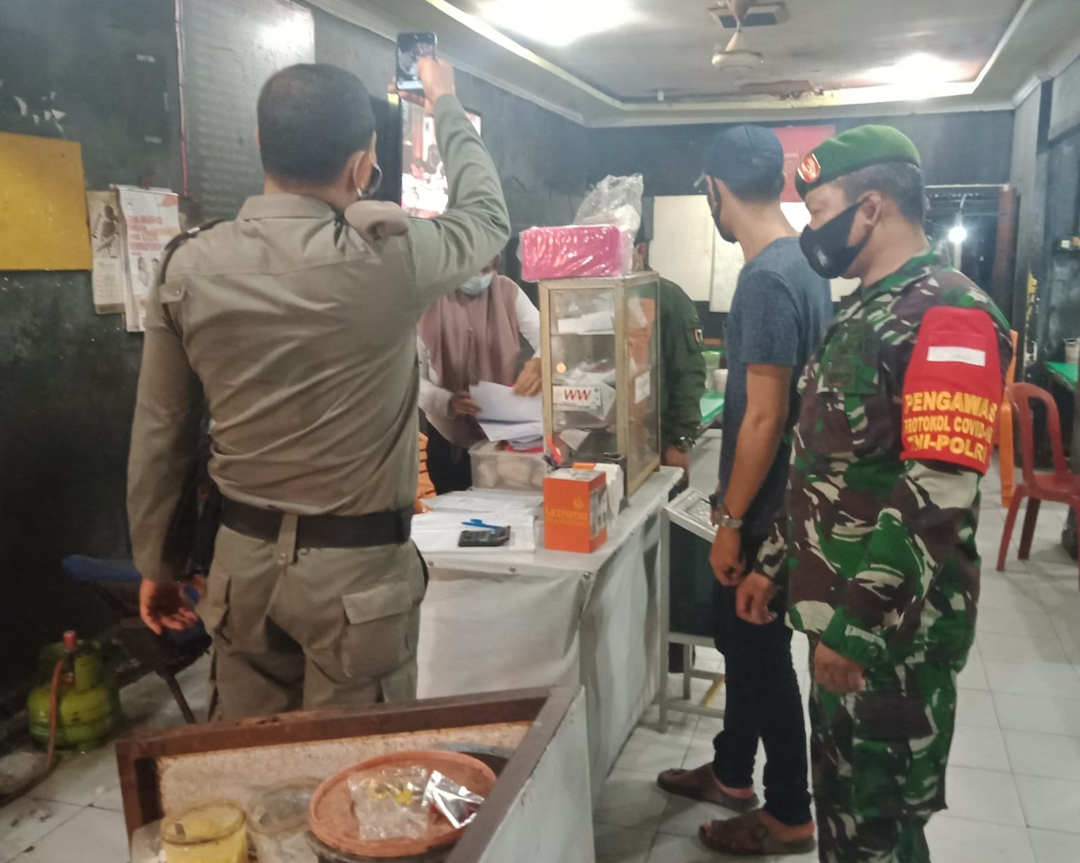 Babinsa Kodim 0301/PBR Bersama Polsek Tenayan Raya Laksanakan Patroli Gabungan Dalam Pemberlakuan PPKM Level 4