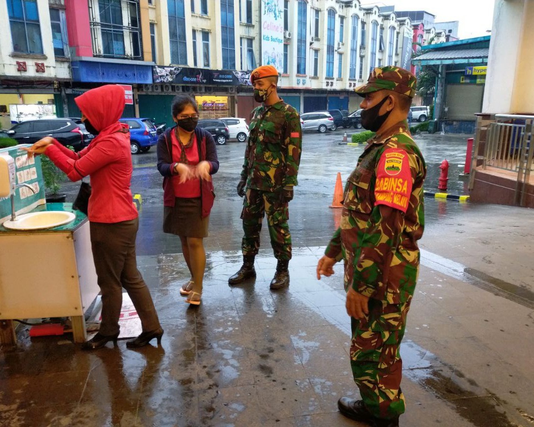 Babinsa Kodim 0301/PBR Terus Bersinergi Imbau Pengunjung Menjalankan Protokol Kesehatan