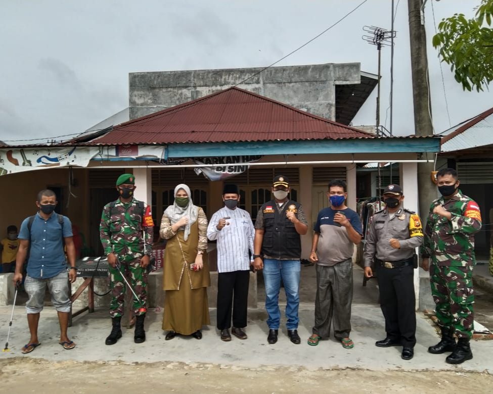 Babinsa Kodim 0301/PBR Bersama Warga Laksanakan Penyemproton Disinfektan Guna Mencegah Penyebabaran Virus Covid-19