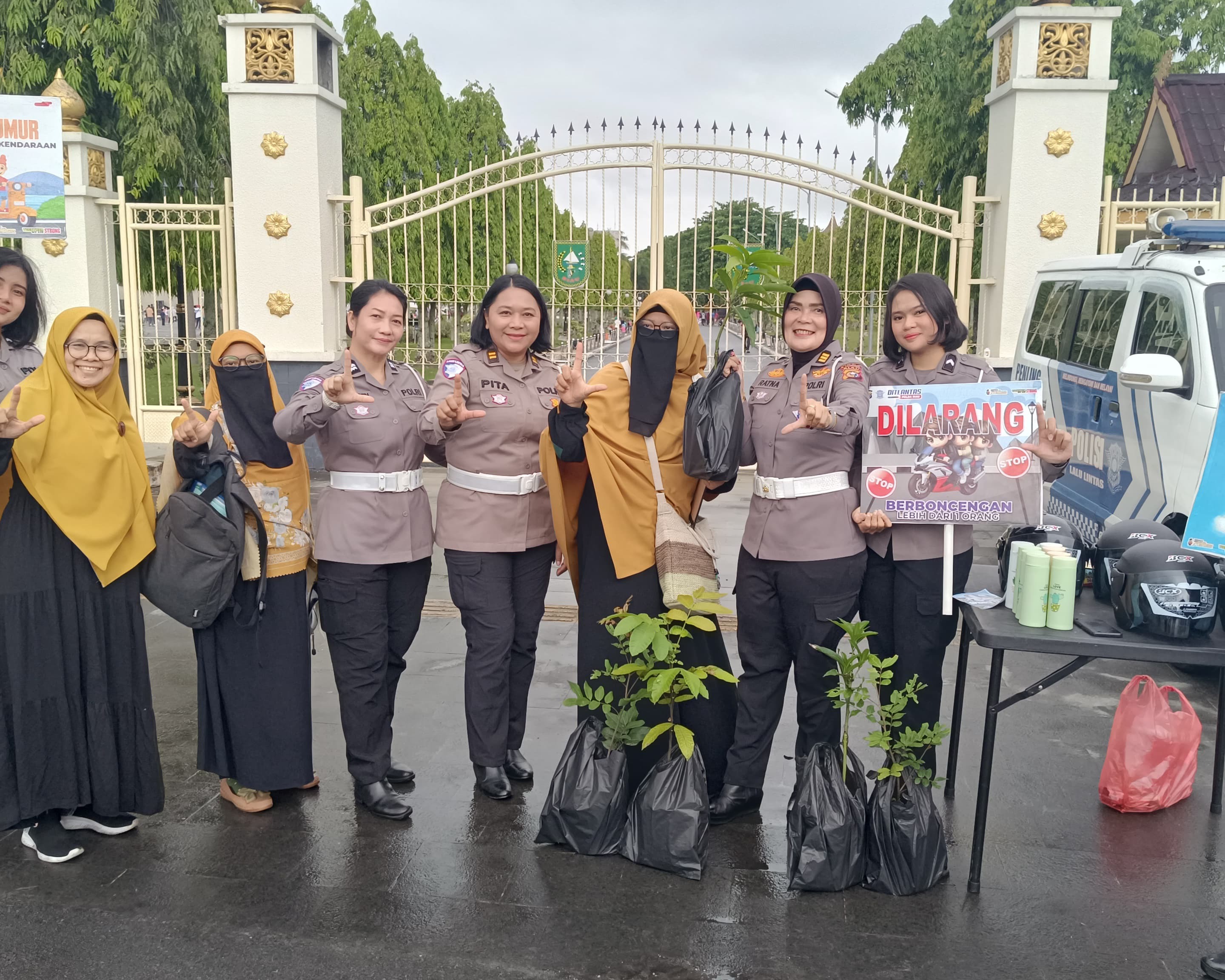 Polantas Menyapa Warnai Kampanye Keselamatan Dan Green Policing Dukung Operasi Lilin Lancang Kuning 2025 di CFD Pekanbaru