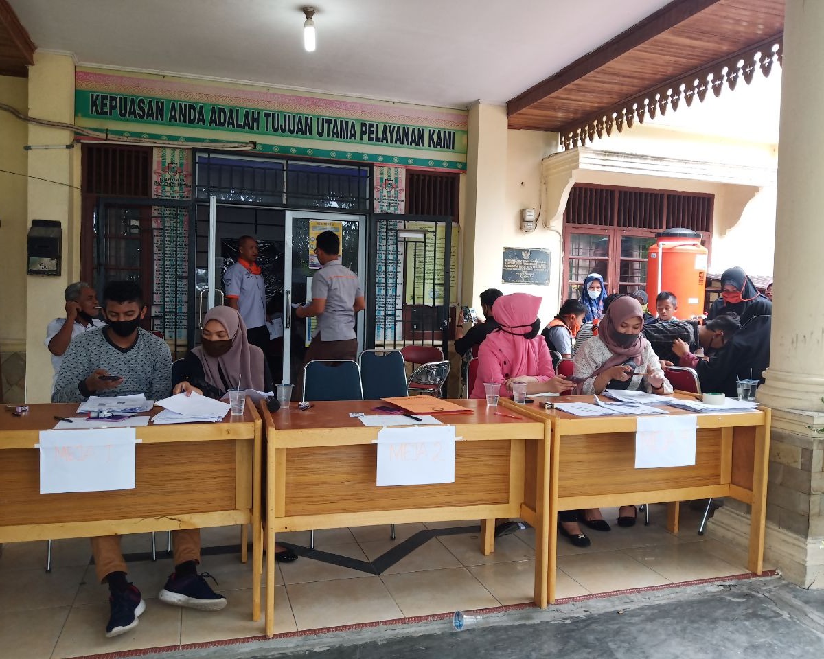 Warga Penerima Bankeu Di Kantor Lurah Labui Di Dampingi Oleh Personel Kodim 0301/Pekanbaru