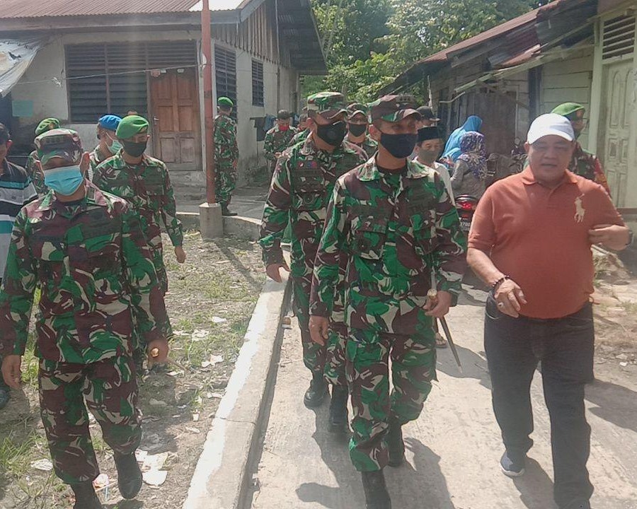 Dandim 0301/Pekanbaru Dampingi Danrem 031/WB Melaksanakan Kegiatan Penyerahan Bantuan Kemanusiaan Peduli Covid-19