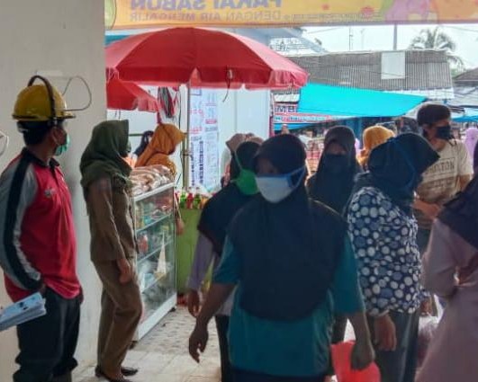 Antisipasi Penyebaran Covid-19, Tim Gugus Tugas Kecamatan Rawa Jitu Utara Terus Mengawasi Area Pasar Menjelang Lebaran di Desa Panggung Jaya