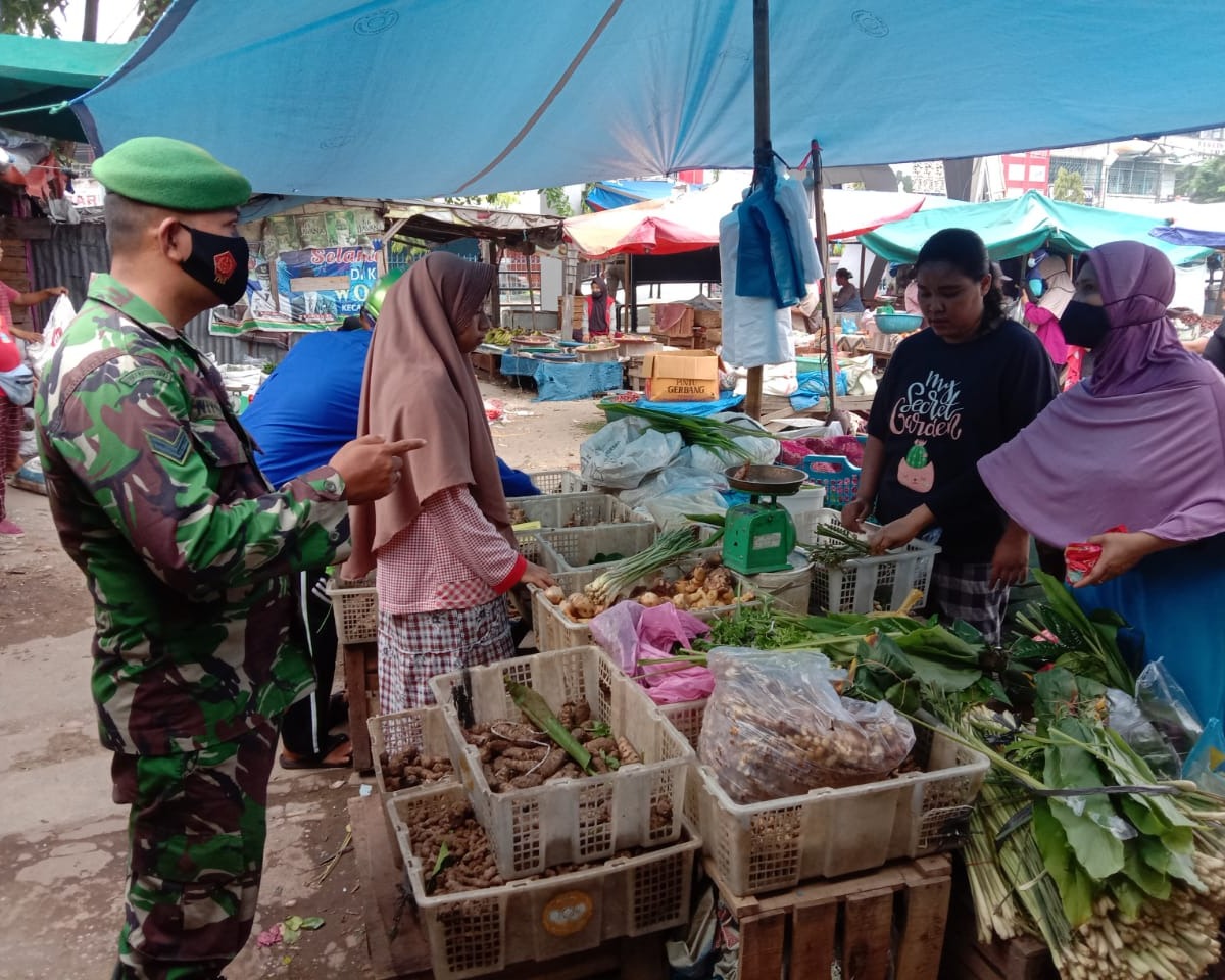 Babinsa Kodim 0301/PBR Penegakkan Disiplin Prokes Guna Cegah Penyebaran Covid-19 di Pasar Cik Puan