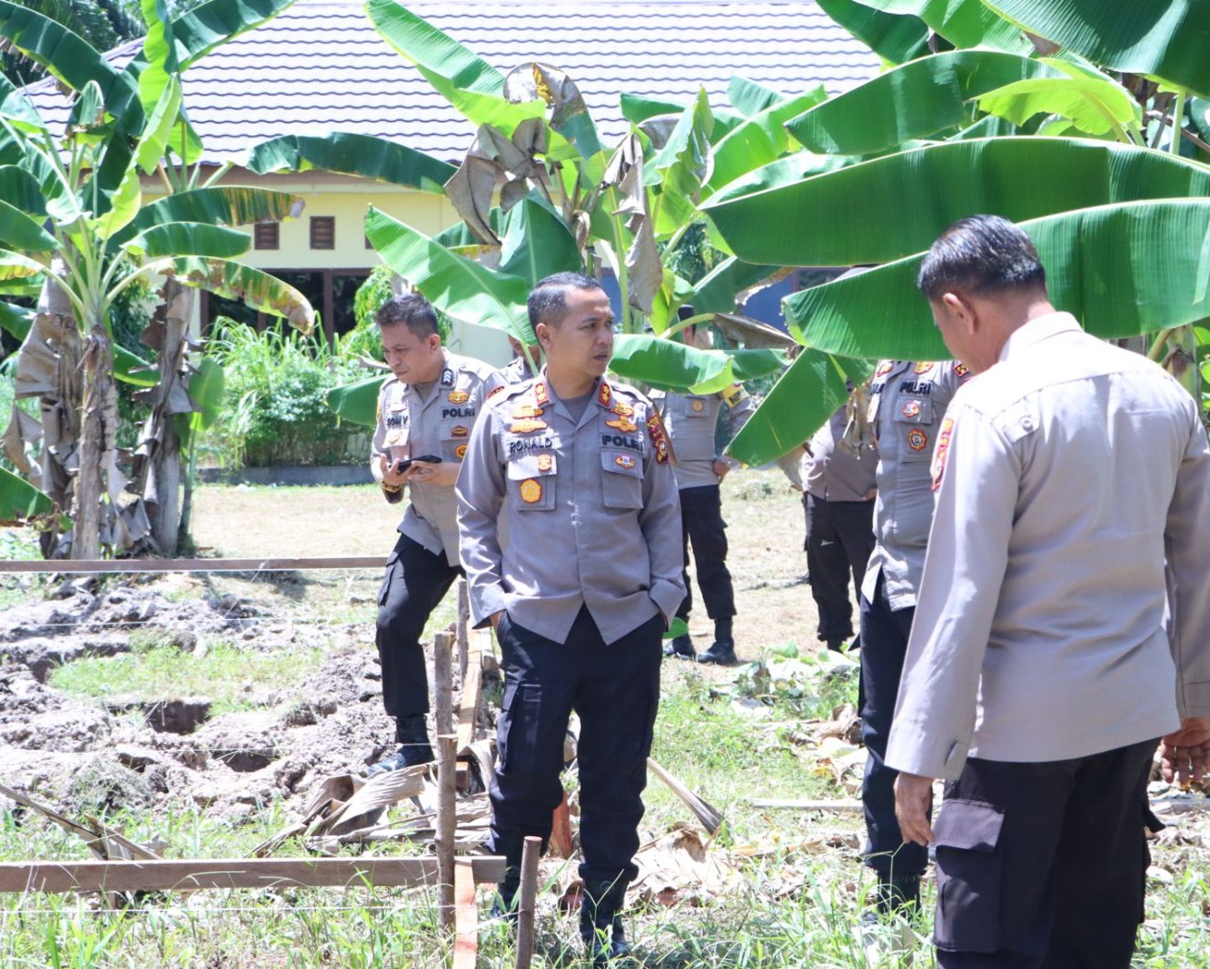 Kapolres Siak AKBP Ronald Sumaja Lakukan Monitoring Pembangunan Rumah Dinas Untuk Dua Polsek