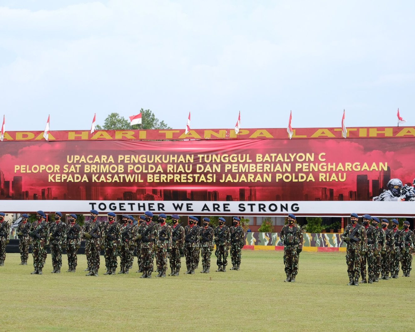 Kukuhkan Tunggul Batayon C Pelopor 'Bhara Daksa Narasinga', Kapolda Riau Irjen Pol M Iqbal: Jadikan Sebagai Kebanggaan Prajurit