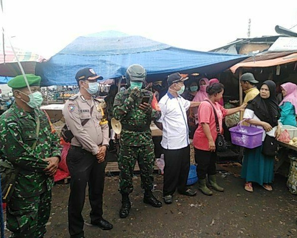 Babinsa Kodim 0301/Pekanbaru Laksanakan Sosialisasi Tentang Langkah - Langkah Pencegahan Penyebaran Covid-19 di Pasar Pagi Arengka