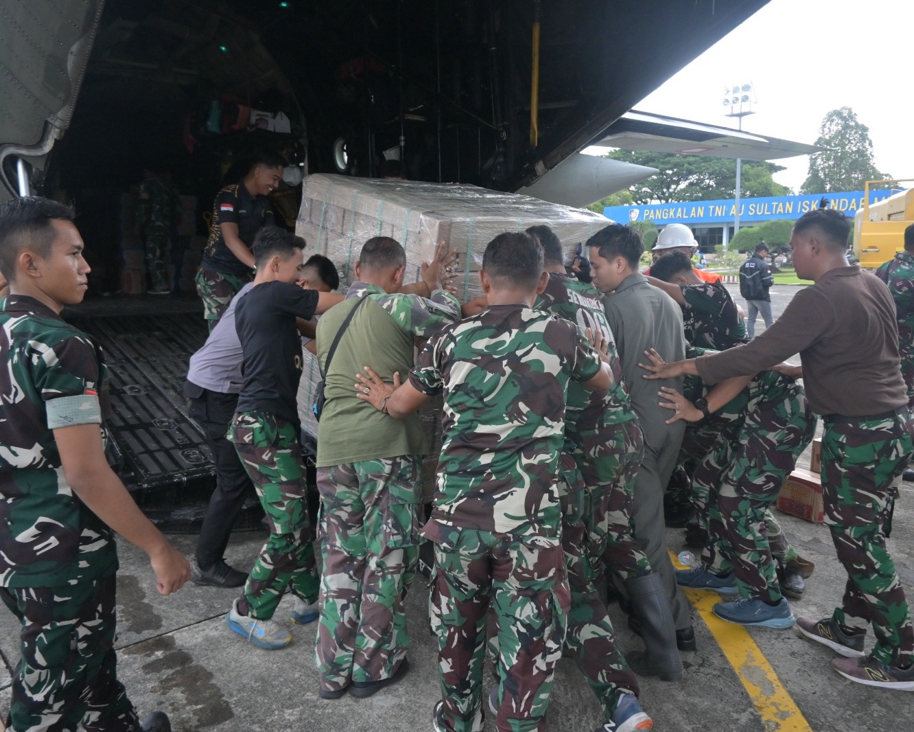 Hercules TNI AU Terobos Cuaca Buruk, 27,6 Ton Bansos dan Warga Terisolasi Dievakuasi