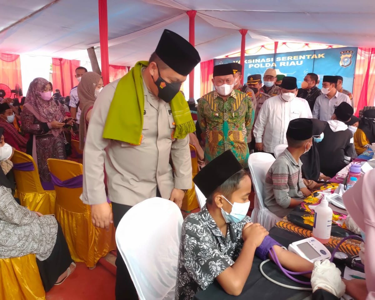 Peringati Hari Santri Nasional Ke-4 di Ponpes Hidayatul Salafiyah, Polda Riau Gelar Vaksinasi Serentak