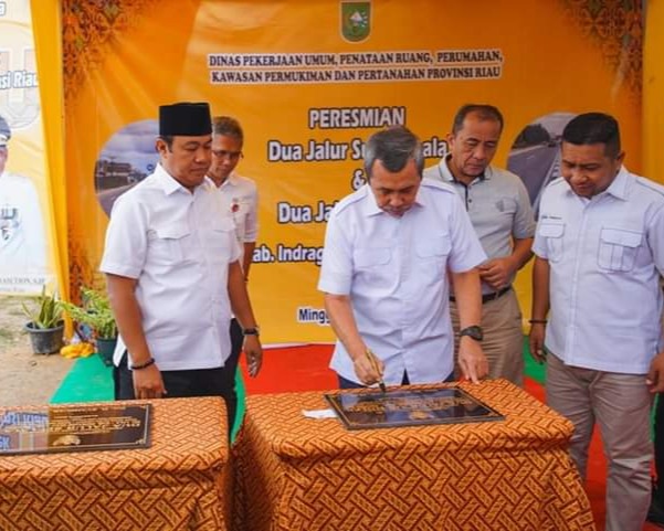 Gubri Resmikan Jalan Dua Jalur Sungai Lala dan Air Molek Di Kabupaten Indragiri Hulu