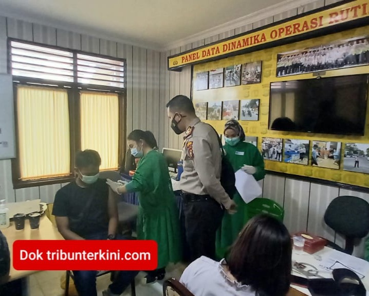 Tekan Lajunya Penyebaran Covid-19, Kapolsek Lima Puluh AKP Stevie Arnold Rampengan Gelar Vaksinasi Mandiri Massal