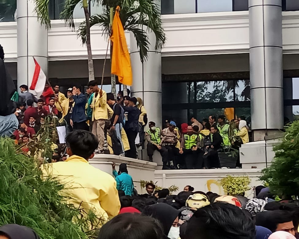 Ribuan Mahasiswa Duduki Gedung DPRD Propinsi Sumbar