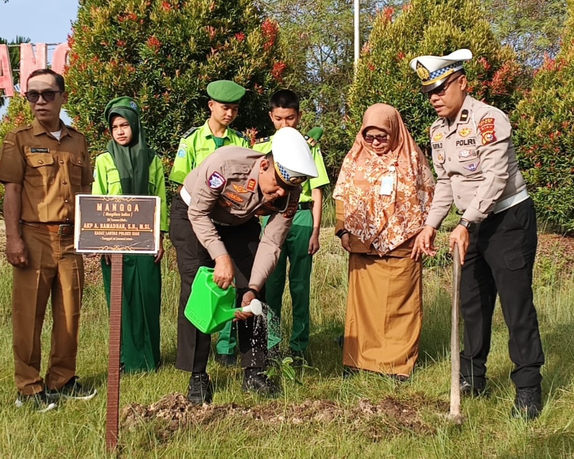 Police Go To School Menjadi Inspektur Upacara Senin, Satlantas Polres Siak Sampaikan Pentingnya Tertib Berlalu Lintas Dan Program Green Policing