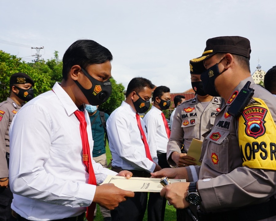 Kapolres Kendal Berikan Penghargaan Kepada 28 Personil Yang Berprestasi