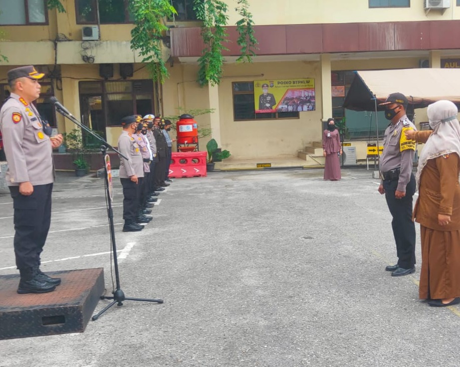 Kapolresta Pekanbaru Berikan Penghargaan Kepada Personil Bhabinkamtibmas dan Nakes Atas Prestasi Kerja Melalui Aplikasi Bersama Selamatkan Riau (BSR)