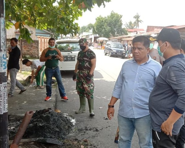 Babinsa Kodim 0301/PBR Dan Camat Bina Widya Serta Ketua RW Kelurahan Tobek Godang Laksanakan Kegiatan Gotong Royong Bersama