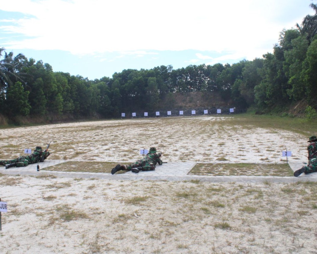 Personel Kodim 0301/PBR Laksanakan Latihan Menembak di Lapangan Tembak Batalyon Arhanud 13/PBY