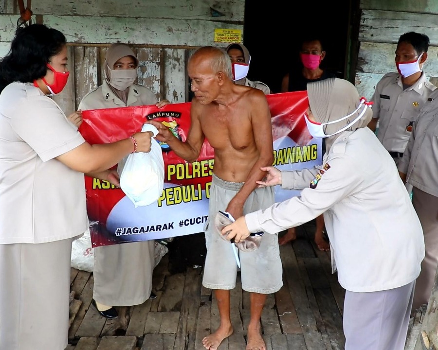 ASN Polres Tulang Bawang Bagikan Paket Sembako, Berikut Lokasinya