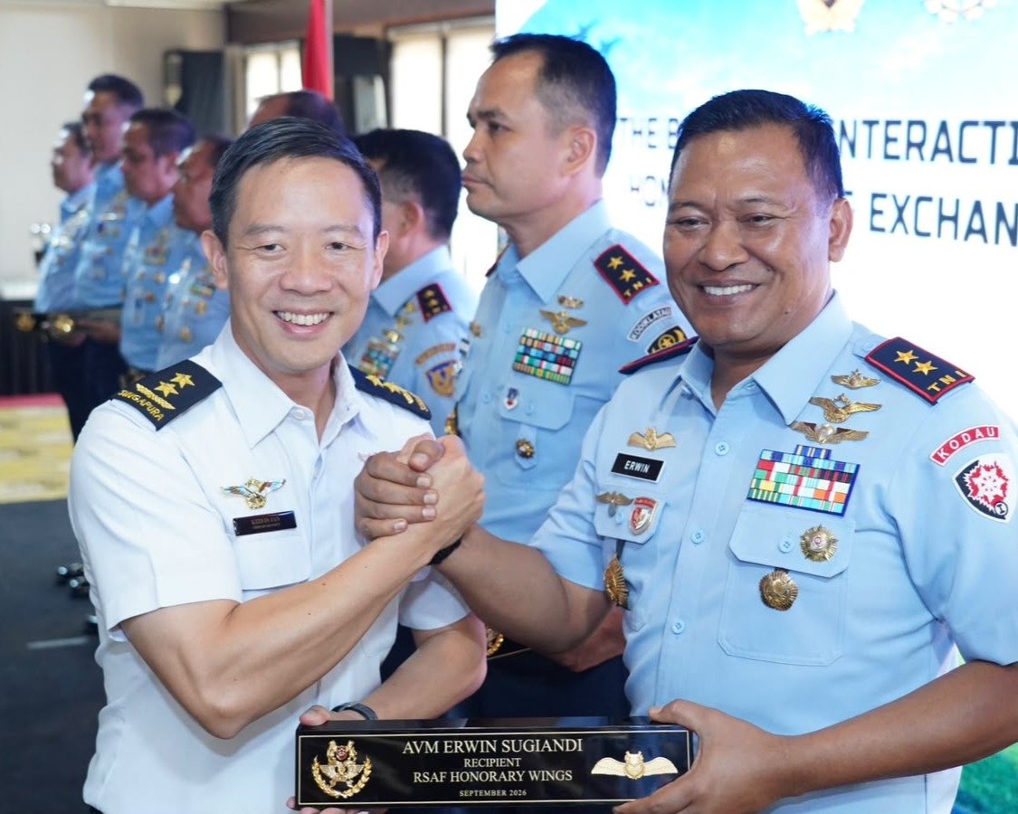 Pangkodau I Terima Honorary Wing Dari Chief Of Staff RSAF