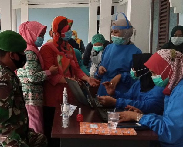 Personil Babinsa Kodim 0301/PBR Lakukan Peninjauan Pelaksanaan Vaksinasi di Puskesmas Tenayan Raya