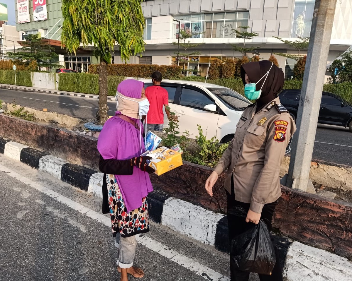 Turun Langsung Ke Jalan, Polwan Polresta Pekanbaru Membagikan Nasi Kotak dan Ta'jil Untuk Berbuka Puasa