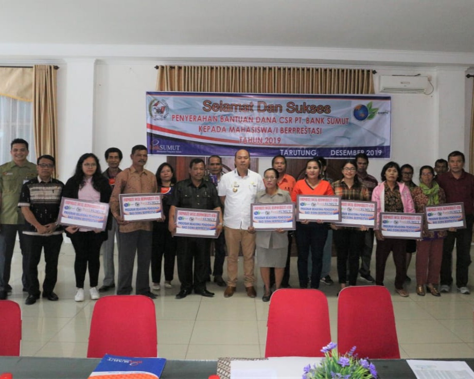 Perjuangkan SDM Berkualitas, Bupati Taput Memberi Bantuan 230 Mahasiswa Berprestasi