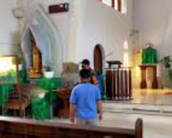 Babinsa Kodim 0301/PBR Bersama Pengurus Gereja Melaksanakan Penyemprotan Disinfektan