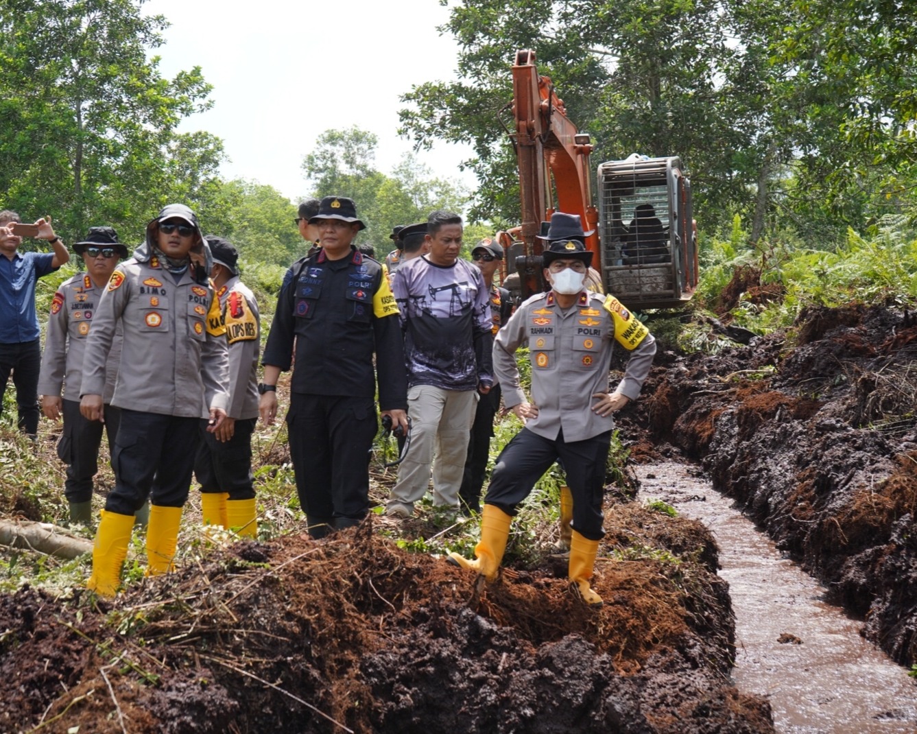 Tetap Semangat dan Pantang Pulang Sebelum Padam, Wakapolda Riau Berikan Dukungan Moril Kepada Satgas Karhutla Di Perbatasan Dumai - Bengkalis