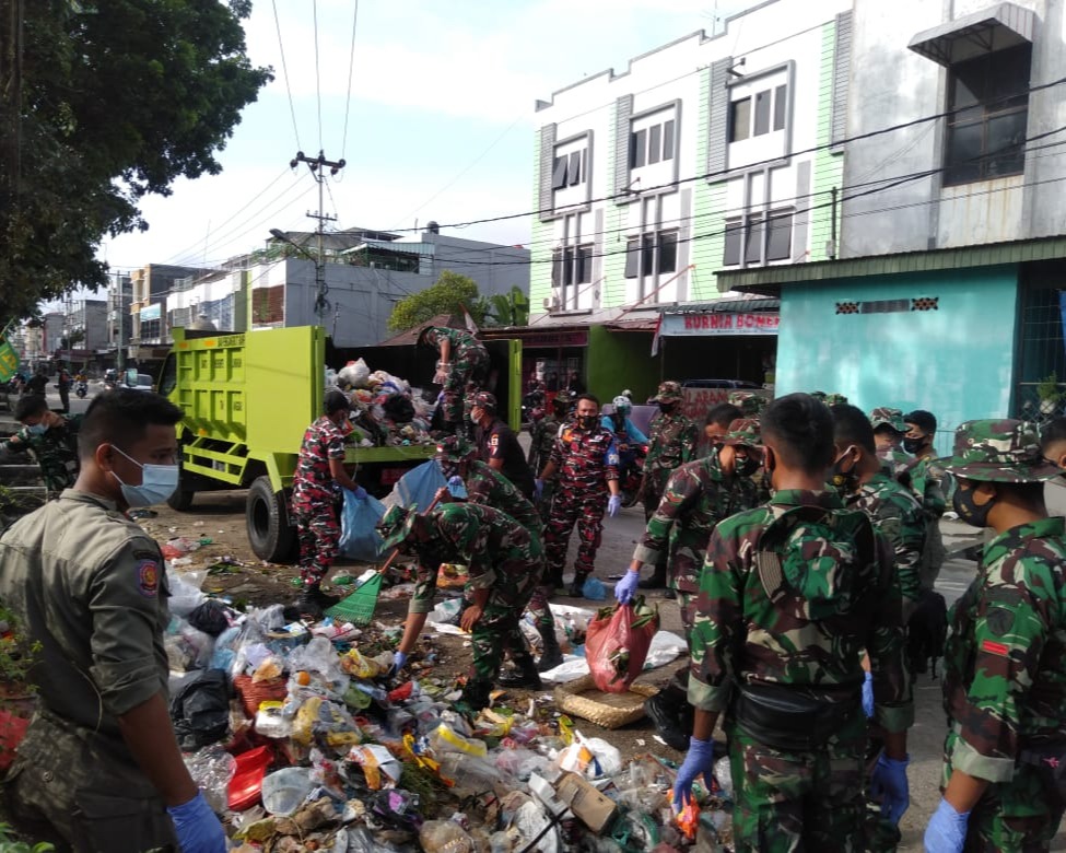 Personil Kodim 0301/PBR Bersih - Bersih Sampah di Lima Lokasi